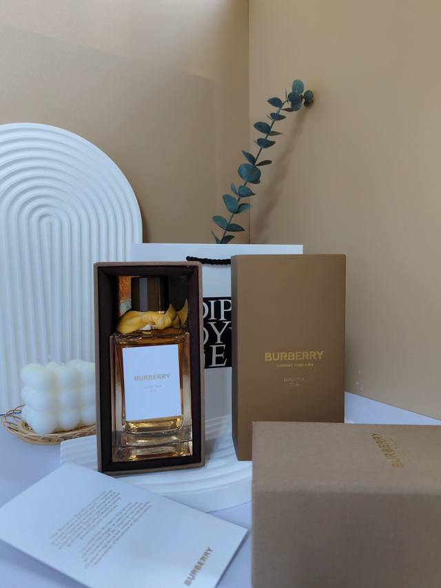 原单品质 巴宝莉茶园100Ml 前调:佛手柑，洋甘菊，鼠尾草。 中调:薰衣草，马黛茶，突尼斯橙花。后调:龙涎香，零陵香豆