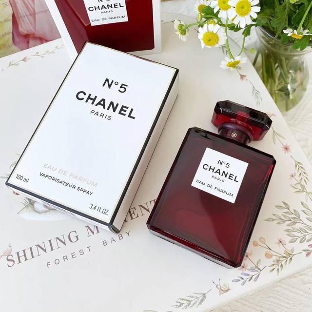 原单品质 Chanel香奈儿 红瓶N°5号Edt淡香香水100Ml 香奈儿五号香水红色限量版作为很多人的第一瓶香水,相信大家对香奈儿 N5非常熟悉了。香水的开瓶 原单品质 Chanel香奈儿 红瓶N°5号Edt淡香香水100Ml 香奈儿五号香水红色限量版作为很多人的第一瓶香水,相信大家对香奈儿 N5非常熟悉了。香水的开瓶
