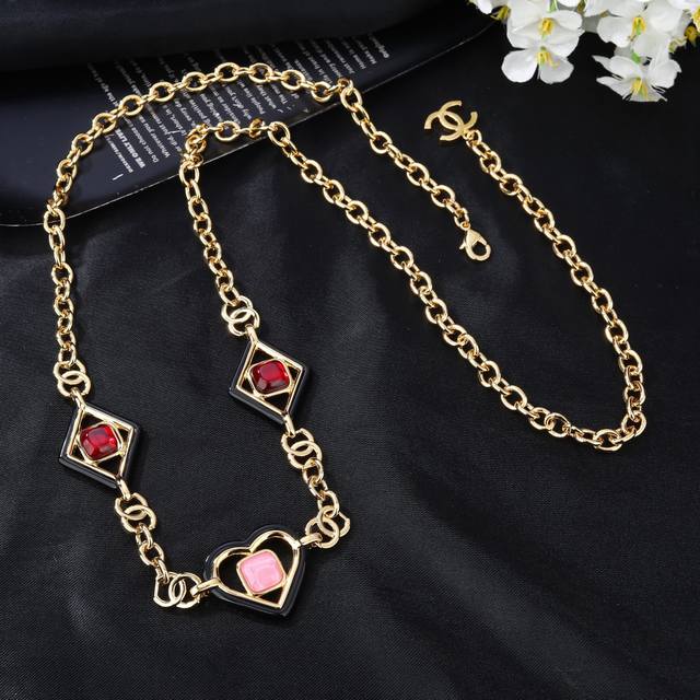 New Chanel Heart Waist Chain - 1:1 Quality, Classic Chanel Logo, Elegant and Ve New Chanel Heart Waist Chain - 1:1 Quality, Classic Chanel Logo, Elegant and Ve