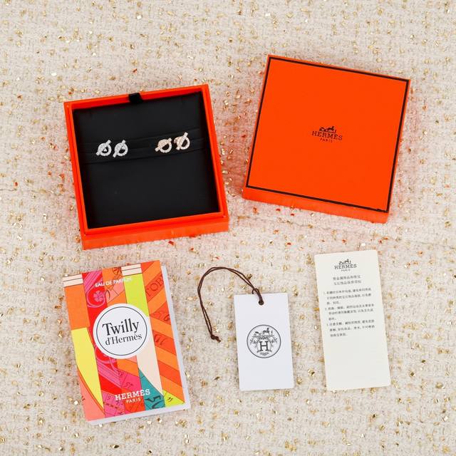 We produce Hermes pig nose earrings. Bulk inquiries welcome! The Hermes Finesse