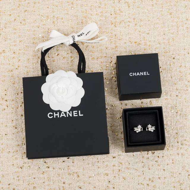 We offer Chanel Comet earrings Zp84370+. Be sure to choose the only supplier tha