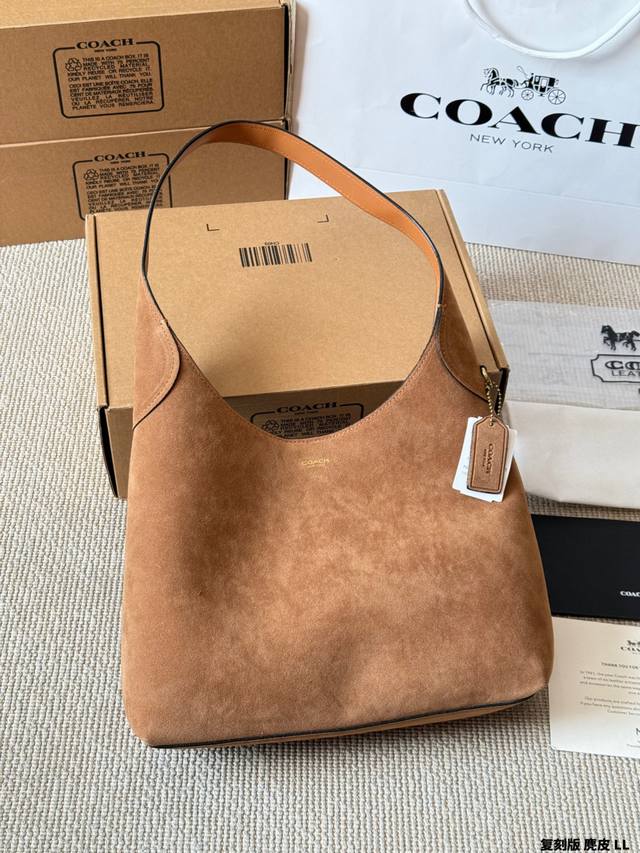 复刻版 麂皮 Coach蔻驰｜ Brooklyn腋下包 这款Brooklyn单肩包有着优雅的简约设计，尽显纽约的独特态度。半月包的设计采用具有精美纹理的天然粒面