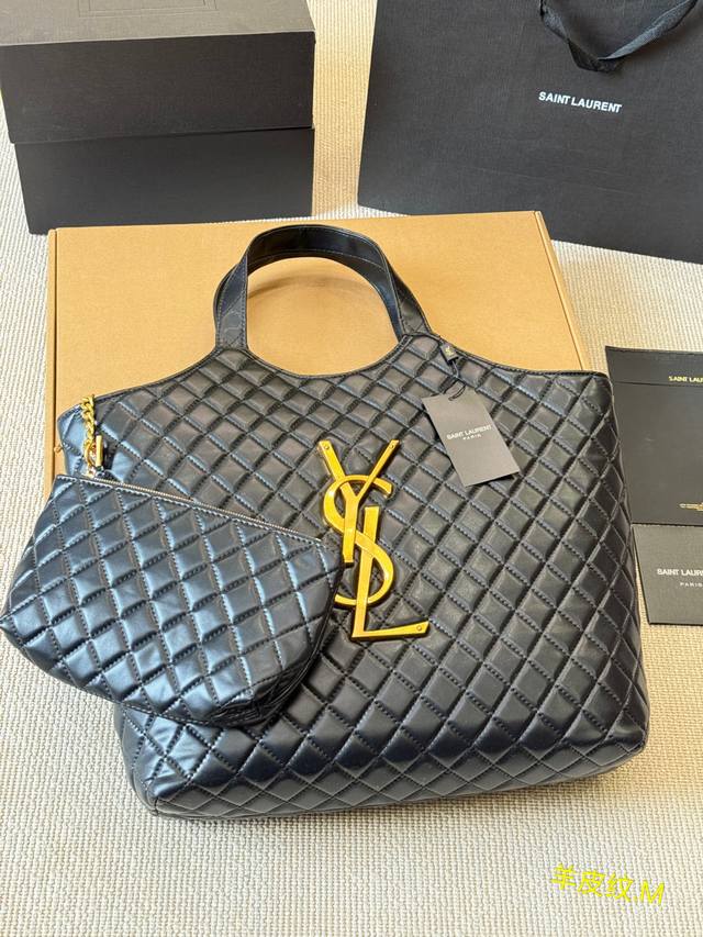 羊皮纹 Ysl圣罗兰 Icare 黑金羊皮托特包 Ysl Icare黑金羊皮托特包，柔软绗缝羊皮+金色 Logo，复古又现代感满满。大容量设计，附可拆卸小包，通