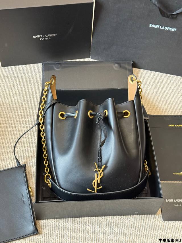 牛皮版本 Ysl 圣罗兰抽绳小水桶包 圣罗兰这款黑色小牛皮抽绳水桶包，搭配金色链条和皮革肩带，质感细腻又耐用。抽绳束口设计，开合方便还能自然褶皱，时髦又有细节感