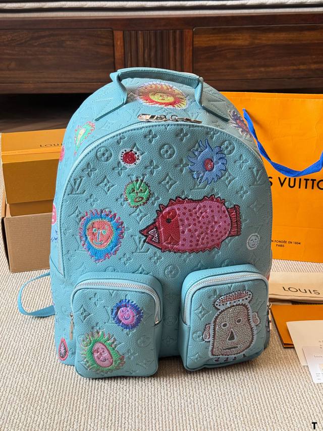 Lv X 草间弥生联名双肩包 Lv与草间弥生联名限量双肩包，型号M21714，采用Monogram帆布+草间弥生卡通涂鸦，童趣又艺术感满满 。浅蓝色包身搭配多彩
