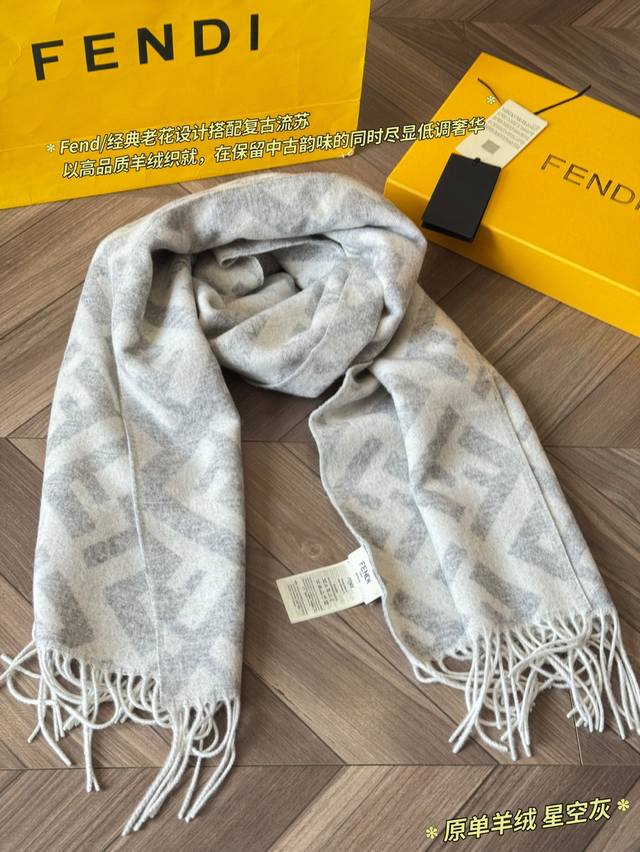 经典原单 羊绒 Fendi Ff羊绒围巾，100%羊绒材质，柔软亲肤，秋冬必备！浅灰+奶白配色，低调优雅，经典Ff老花图案超有辨识度。尺寸45X170Cm，流苏