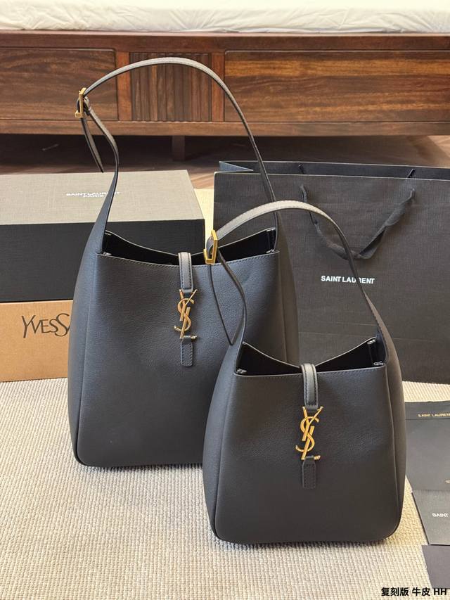 复刻版 牛皮 p p310 Ysl Le 5 A 7 Hobo手袋 pysl Le 5 A 7 Hobo手袋，黑色小牛皮+金色Logo，简约又高级*。柔软材质+