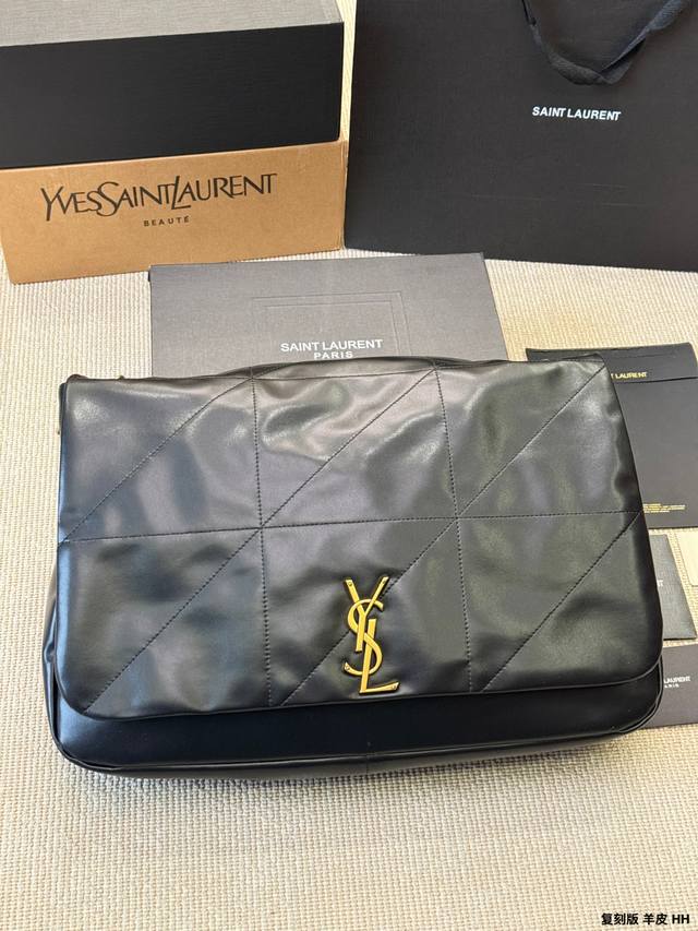 复刻版 羊皮 Ysl Jamie 4.3羊皮链条包 Ysl Jamie 4.3链条包，黑色羊皮+金属链条，简约复古风，几何拼接线条超有设计感。正面Ysl Log