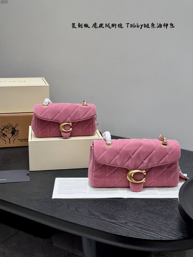 p 礼盒包装 尺寸 20*12Cm 26*20Cm 蔻驰 Tabby丹宁麂皮绒款 酒神链条包 Coach 绗缝云朵包绝对是百搭神器 搭配超有质感的翻毛皮糖果色