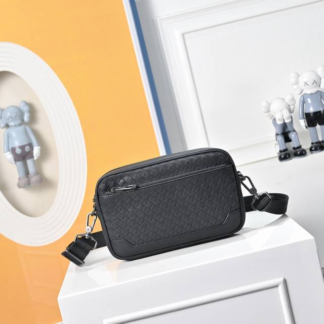 Bv葆蝶家升级版 Bottega Veneta最新款Bv斜挎包官网同步 采用顶级皮料 手感柔软舒适超赞 专柜原装乌钢五金专用里布 尺寸:23X6 X15Cm 8