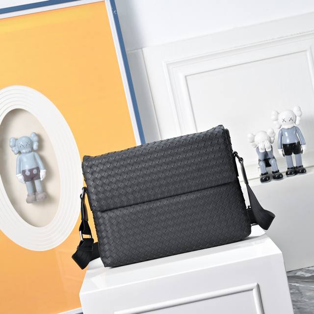 Bv葆蝶家升级版 Bottega Veneta最新款Bv斜挎包官网同步 采用顶级皮料 手感柔软舒适超赞 专柜原装乌钢五金专用里布 尺寸:32X4 X25Cm 9