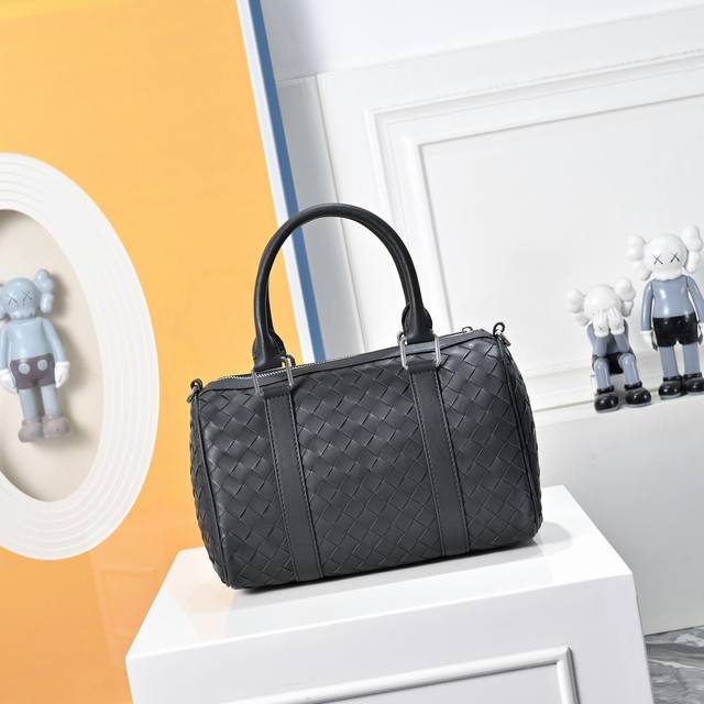 Bv葆蝶家升级版 Bottega Veneta最新款Bv枕头包 官网同步 采用顶级皮料 手感柔软舒适超赞 专柜原装乌钢五金专用里布 尺寸:27X14 X17Cm