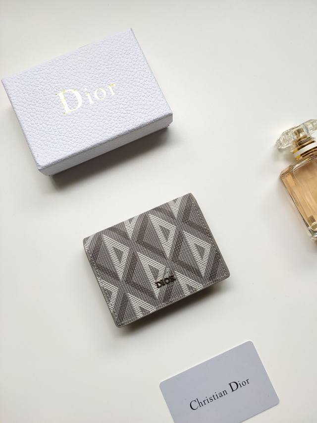 Dior新款名片夹实用而不失优雅。款号:Ch136 采用迪奥 Cd Diamond 图案帆布精心制作从 Dior 档案汲取灵感，饰以同色调光滑牛皮革细节。内设缝