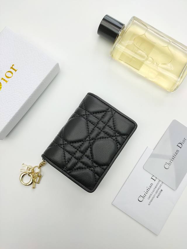 迪奥翻盖卡夹S0011里外全羊皮+反包边工艺 精心制作，彰显 Lady Dior 系列标志性设计，搭配藤格纹缉面线和“D.I.O.R.”吊饰。实用而精巧。尺寸: