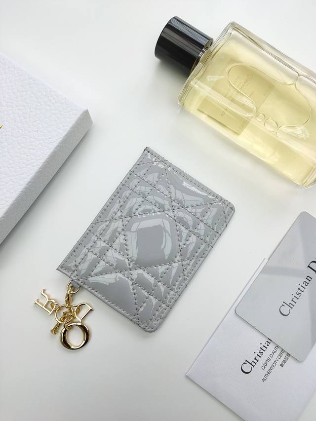 Lady Dior 迪奥漆皮卡套精致典雅 Cannage藤格纹缝线装饰搭配淡金色金属配饰。款号:S0126 尺寸:10*7.5Cm