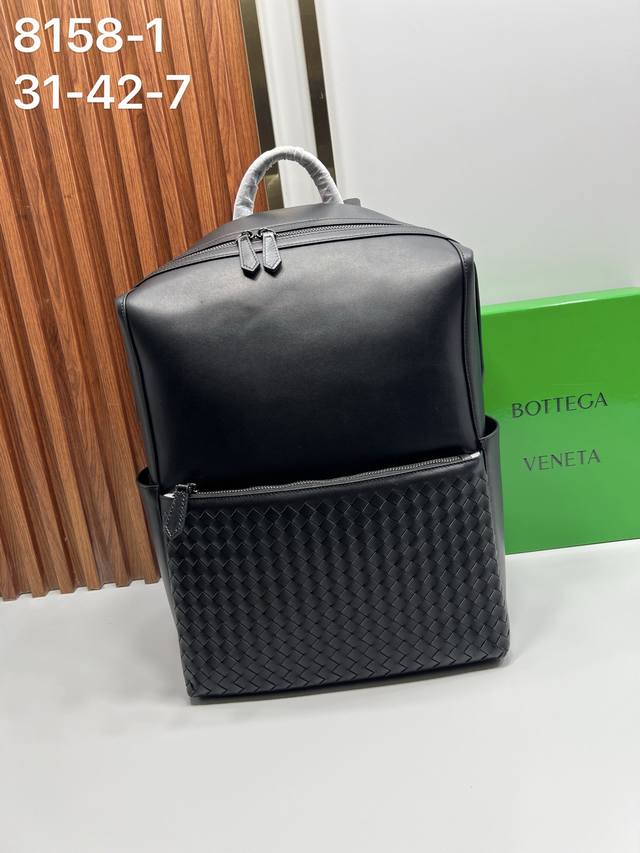 Bottega Veneta宝蝶嘉新款双肩背包 低调、质量及工艺 自1966年起Bottega Veneta为奢华创造了一套新定义。品牌的格言 忠于自我，形随心