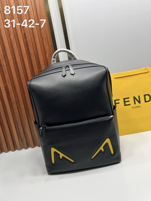 Fendi 芬迪8157 新款男士双F提花双肩包，顶部有弧状手柄、可调节肩带。顶级牛皮材质，设计前卫，期待遇见更帅气的你 31-42-7