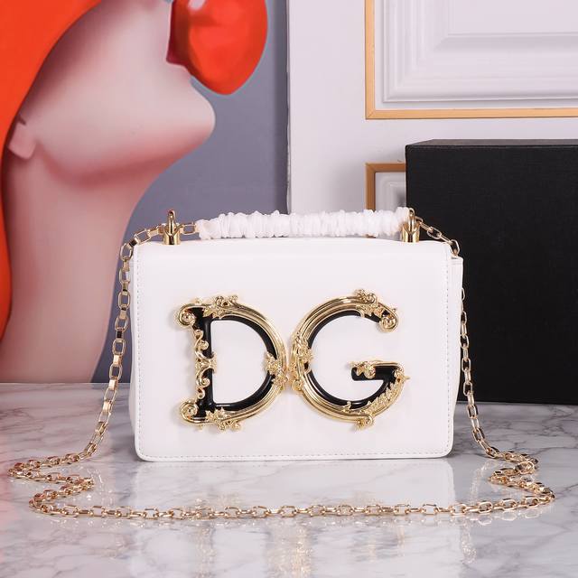 回货Dolce&Gabban Dg Girls 系列链条斜挎包 来自Dg Girls系列 设计有金属质感Abs材质的巴洛克Dg徽标的纳帕皮斜挎包 非常醒目 适合