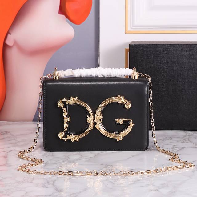 9回货Dolce&Gabban Dg Girls 系列链条斜挎包 来自Dg Girls系列 设计有金属质感Abs材质的巴洛克Dg徽标的纳帕皮斜挎包 非常醒目 适