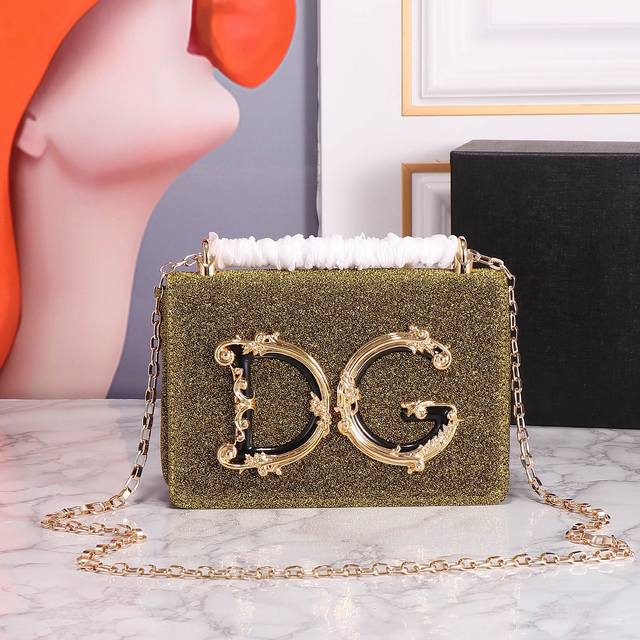 回货Dolce&Gabban Dg Girls 系列链条斜挎包 来自Dg Girls系列 设计有金属质感Abs材质的巴洛克Dg徽标的纳帕皮斜挎包 非常醒目 适合