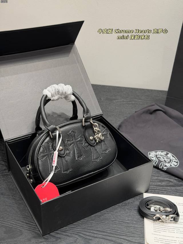 礼盒包装 牛皮版本 Size：20*13Cm Chrome Hearts克罗心经典黑色保龄球包包小迷你 Mini保龄球包太百~搭了 一眼就心动 五金也太漂亮了，