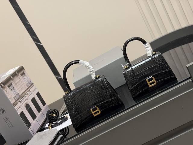 配折叠盒加飞机盒 巴黎世家沙漏包升级版 头层牛皮！ 真的超养眼！ Hourglass 牛皮沙漏包 尺寸: 23.15Cm 19.13Cm