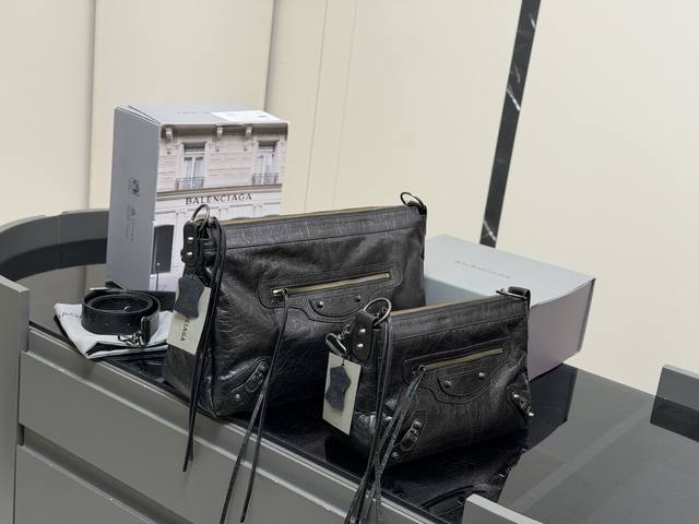 配全套包装 Size: 28.18Cm 39.25Cm 巴黎世家新款机车大廓形包包 柔软的大廓形包包 上身慵懒感立刻Get、 真的很喜欢又方便又酷的超实用大包