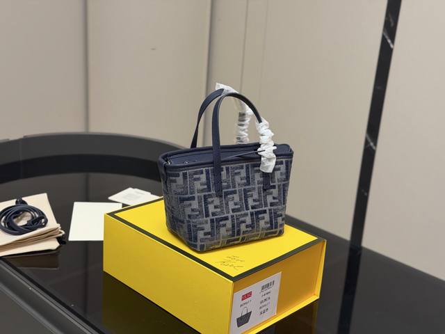 配折叠盒 芬迪 Fendi 菜篮子 简约大气风格 更加轻盈 可轻松驾驭各种风格 是每个酷酷女孩必入款 尺寸:16.13Cm