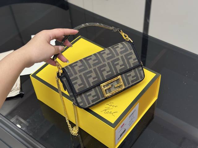 配折叠盒 Size：20*12Cm Fendi芬迪法棍包 Baguette 单肩、斜跨都不是问题， 有种慵慵懒懒的街头！！