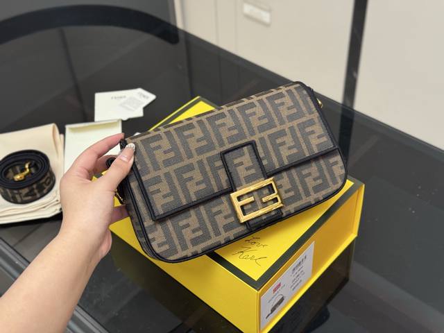 配折叠盒 Size：27*15Cm Fendi芬迪法棍包 Baguette 单肩、斜跨都不是问题， 有种慵慵懒懒的街头！！