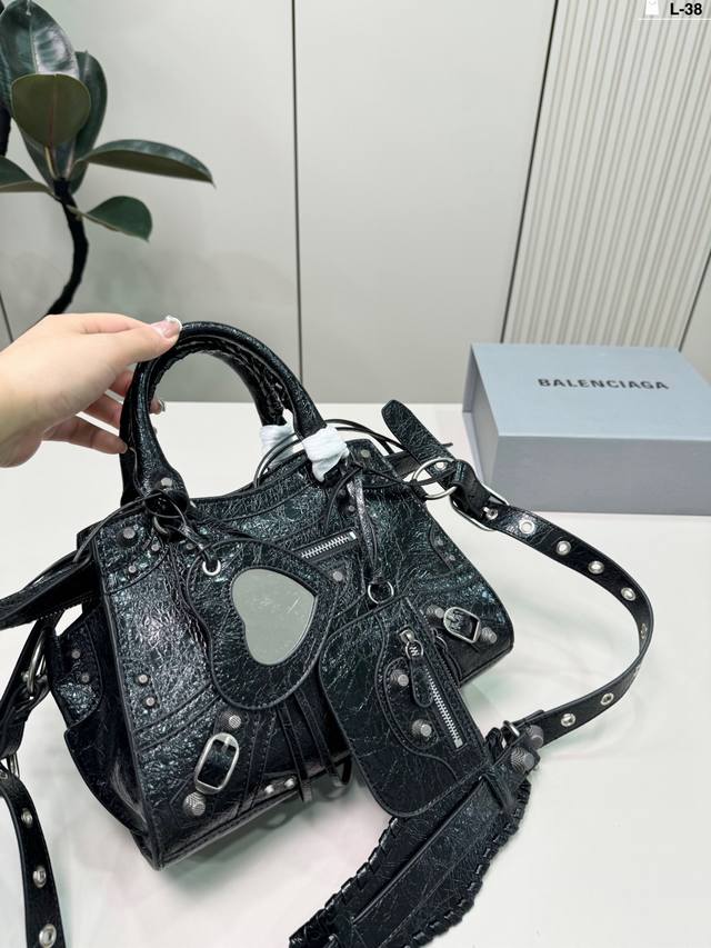 L-38尺寸26×18折叠盒 巴黎世家机车包Belanciaga Citi 可以斜背、侧背、手提V 手提比较多拿上它你就是最潮流妞
