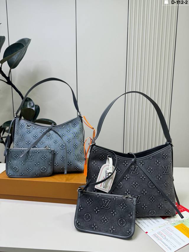 D-112-2尺寸29×24折叠盒飞机盒 Lv限量款丹宁牛仔Carryall中号 丹宁牛仔的材质超级轻便超级好凹造型 肩带的植鞣革采用了这一系列经典的+铆钉的设