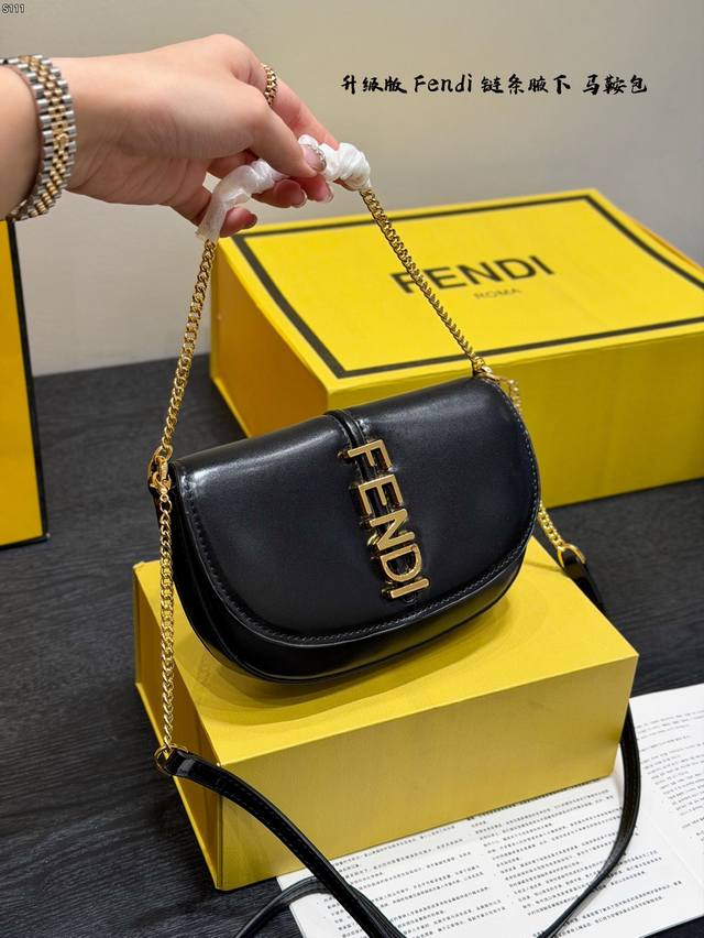 礼盒包装 尺寸20*13Cm Fendi 芬迪 腋下马鞍包 光滑皮革＋金属链条，简约又有辨识度。正面“Fendi”字母超经典，半月形包型小巧精致，日常出行或轻便