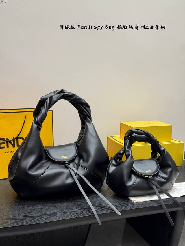 p 礼盒包装 芬迪Fendi Spy Bag是品牌经典复刻，灵感来自2005年春夏系列。小牛皮材质柔软耐用，黑金配色低调奢华+。弧形包身+扭曲手柄，复古又有现代