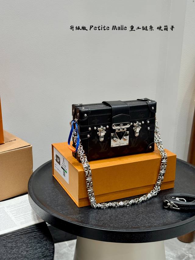 复刻版 礼盒包装 Size：19*12Cm Lv 小盒子小箱子petite Malle 这个硬盒子的颜值太高啦！ 立体浮雕Logo搭配重工链条 黑银系类Yyds