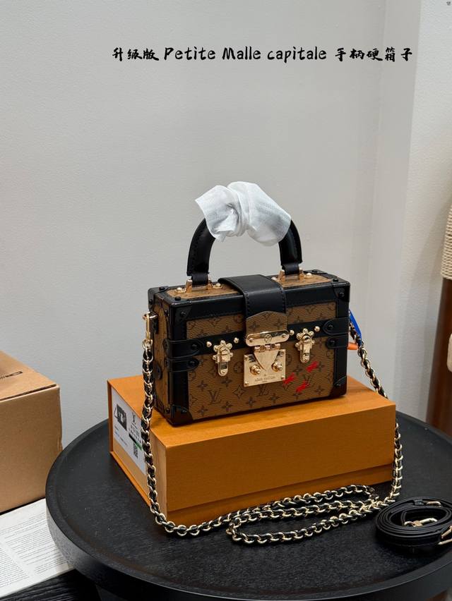 礼盒包装 升级版！ Size：19*12Cm Lv 秀款petite Malle Capitale手提手柄盒子新款 手提硬箱 跟以往的小箱子设计外形一样，新款只