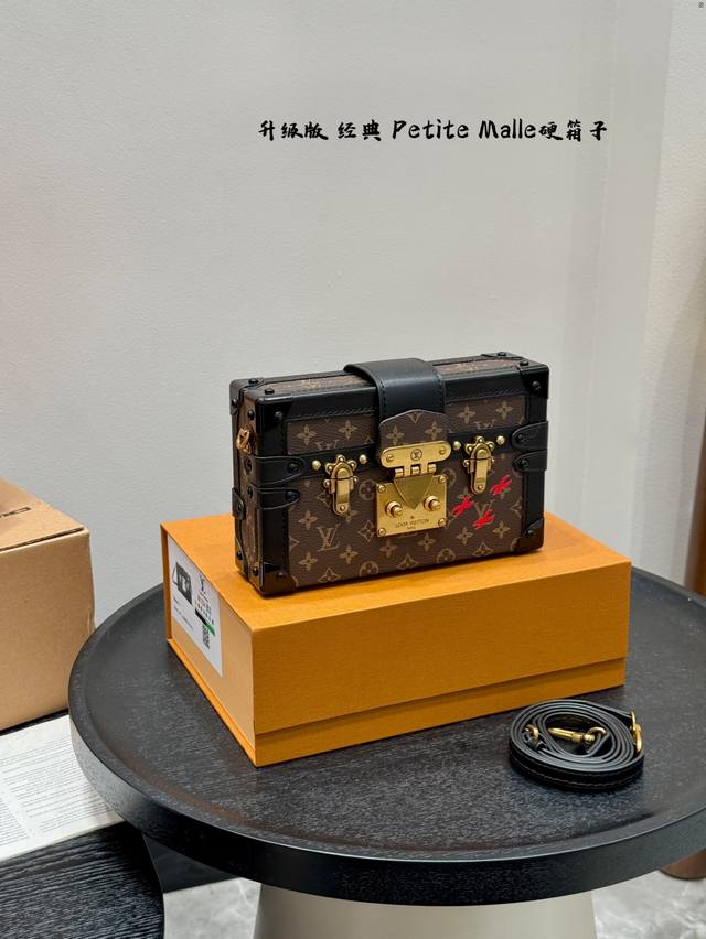 礼盒包装 升级版 Size：19*12Cm Lv老花经典 小盒子petite Malle Lv petite Malle硬箱子 顶级原单 超高品质 这个小盒子的