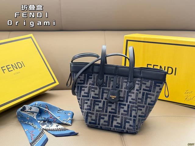 折叠盒 芬迪Fendi Origami托特包 灵感源自于折纸艺术，可随意变化包型，8个隐藏式吸磁扣保证的物品的安全性，也更加美观。 打开是一个Tote 的样式，