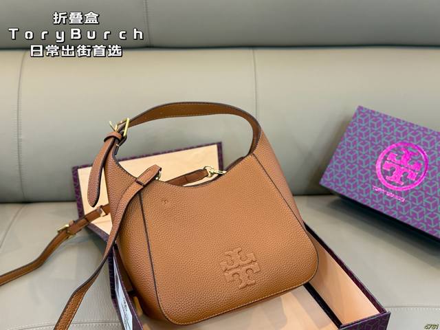 折叠盒 Tb托里伯奇 Toryburch 时髦拿捏住啦 不显老气好好搭啊 而旦貌美气质加成好高的呀~ 爱死了这份从容优雅 尺寸21 17