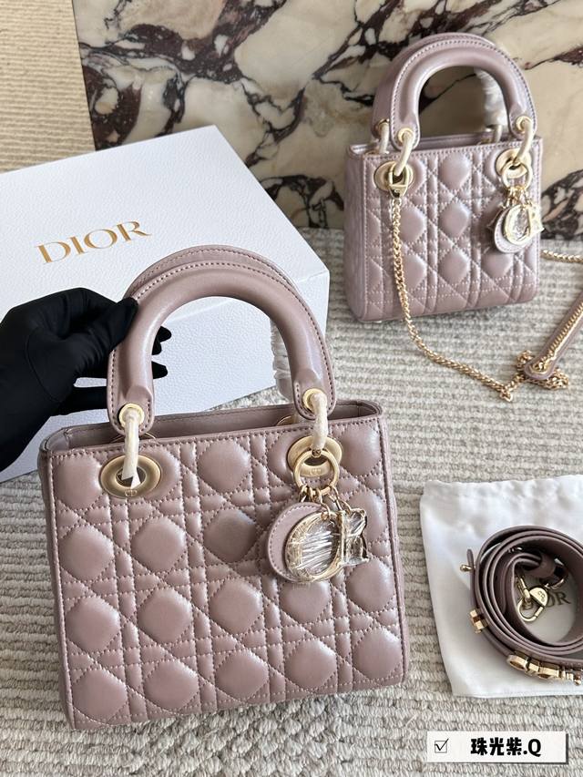配盒 珠光色 戴妃包 四格 字母宽肩带 三格 链条+肩带 Size：17Cm 21Cm Lady 返场！ D家戴妃，超级养眼哦！ 高端品质，随意对比细节， 珠光