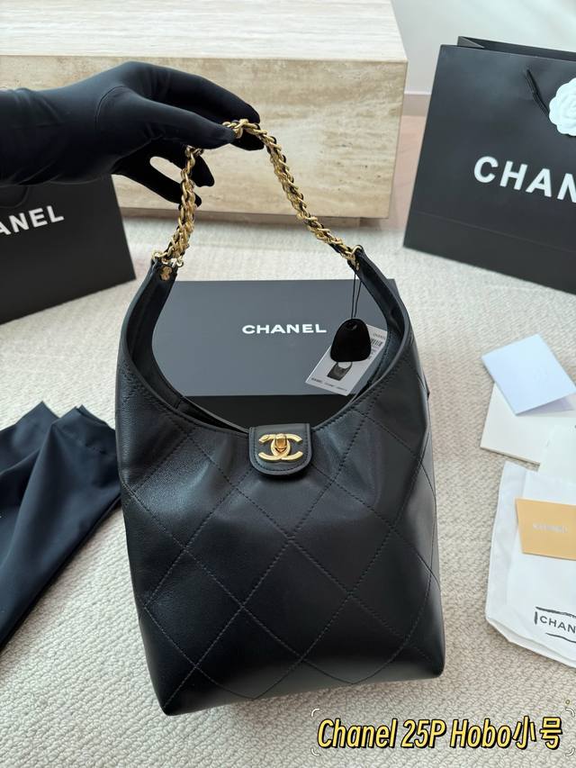 Chanel 25p 嬉皮Hono包！ 非常火爆货量极少 这只嬉皮包手感非常柔软，容量超级大，上身也很好搭配，大气！超级推荐