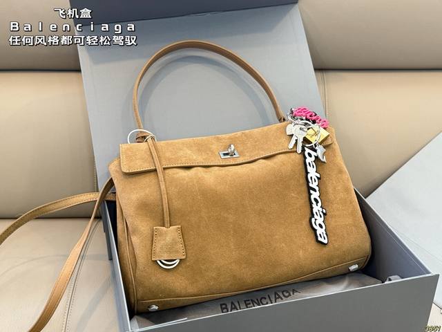 飞机盒 Balenciaga巴黎世家新款 任何风格都可轻松驾驭 适合日常 旅游 出行 集美必备 尺寸：35 23