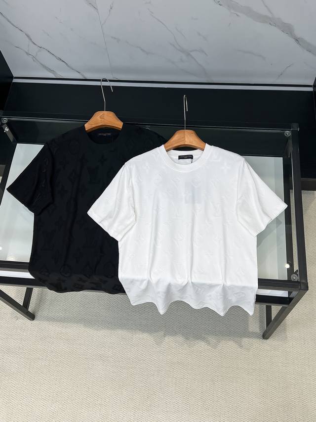 LV 26Ss New All-Over Print Monogram Short-Sleeve T-Shirt This white T-shirt uses