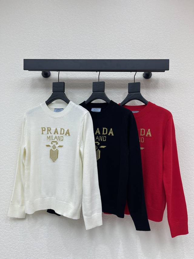 prad*25秋冬新款撞色字母圆领长袖针织毛衣！定制进口羊毛材质 质感高级 舒适柔软 领口袖口以宽螺纹包边设计 与衣摆相互呼应 增添造型层次感 胸前融入标志性字