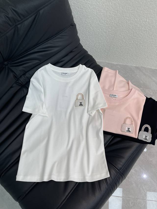 Chane*26春夏新品 水钻钉珠徽标 定制Yb丝光全棉材质,质感细腻,舒适透气,修身短袖裁剪,穿搭修身显瘦,胸前以刺绣工艺勾勒皮包图案,内部填充水钻钉珠,配合 Chane*26春夏新品 水钻钉珠徽标 定制Yb丝光全棉材质,质感细腻,舒适透气,修身短袖裁剪,穿搭修身显瘦,胸前以刺绣工艺勾勒皮包图案,内部填充水钻钉珠,配合