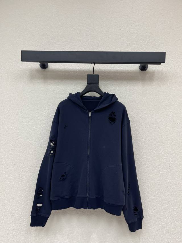 Acne 破洞印花外套藏蓝基底衬得做旧印章印花格外随性 破洞细节自带小众质感 宽松版型适配各种叠穿 把北欧松弛感焊成了全季的风格标识~Sml Aa Acne 破洞印花外套藏蓝基底衬得做旧印章印花格外随性 破洞细节自带小众质感 宽松版型适配各种叠穿 把北欧松弛感焊成了全季的风格标识~Sml Aa