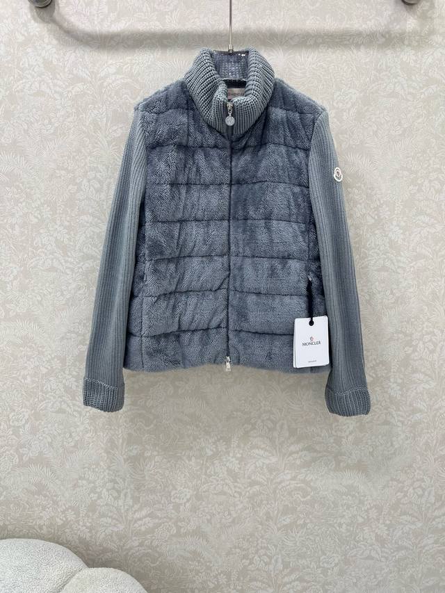 Moncler 25新款立领羊毛针织拼接毛绒羽绒!冬天的神器早秋必备单品。立领绗缝短款版型百搭不挑人。隐形小口袋设计减龄又时髦。原版定制国标90白鹅绒填充! 进 Moncler 25新款立领羊毛针织拼接毛绒羽绒!冬天的神器早秋必备单品。立领绗缝短款版型百搭不挑人。隐形小口袋设计减龄又时髦。原版定制国标90白鹅绒填充! 进