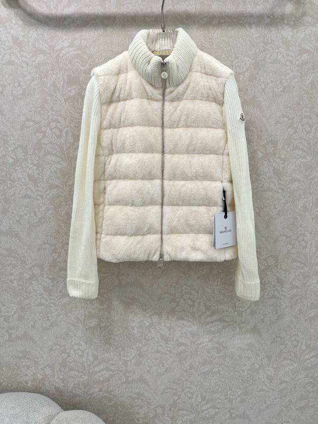 Moncler 25新款立领羊毛针织拼接毛绒羽绒!冬天的神器早秋必备单品。立领绗缝短款版型百搭不挑人。隐形小口袋设计减龄又时髦。原版定制国标90白鹅绒填充! 进 Moncler 25新款立领羊毛针织拼接毛绒羽绒!冬天的神器早秋必备单品。立领绗缝短款版型百搭不挑人。隐形小口袋设计减龄又时髦。原版定制国标90白鹅绒填充! 进