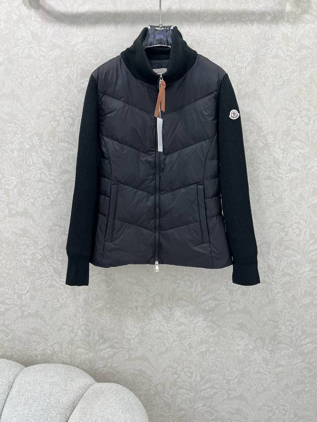 Moncler 25新款立领羊毛针织拼接夹克单羽绒!冬天的内搭神器早秋必备单品。立领绗缝短款版型百搭不挑人。隐形小口袋设计减龄又时髦。原版定制国标90白鹅绒填充 Moncler 25新款立领羊毛针织拼接夹克单羽绒!冬天的内搭神器早秋必备单品。立领绗缝短款版型百搭不挑人。隐形小口袋设计减龄又时髦。原版定制国标90白鹅绒填充
