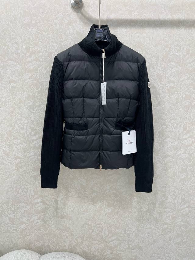 Moncler 25新款拼接针织口袋女式羽绒服 温度与风度的完美平衡 90%珍稀鹅绒填充 零下无畏,轻盈锁温 创新羊毛针织袖 触感柔软,立体廓形不臃肿 撞料高阶 Moncler 25新款拼接针织口袋女式羽绒服 温度与风度的完美平衡 90%珍稀鹅绒填充 零下无畏,轻盈锁温 创新羊毛针织袖 触感柔软,立体廓形不臃肿 撞料高阶